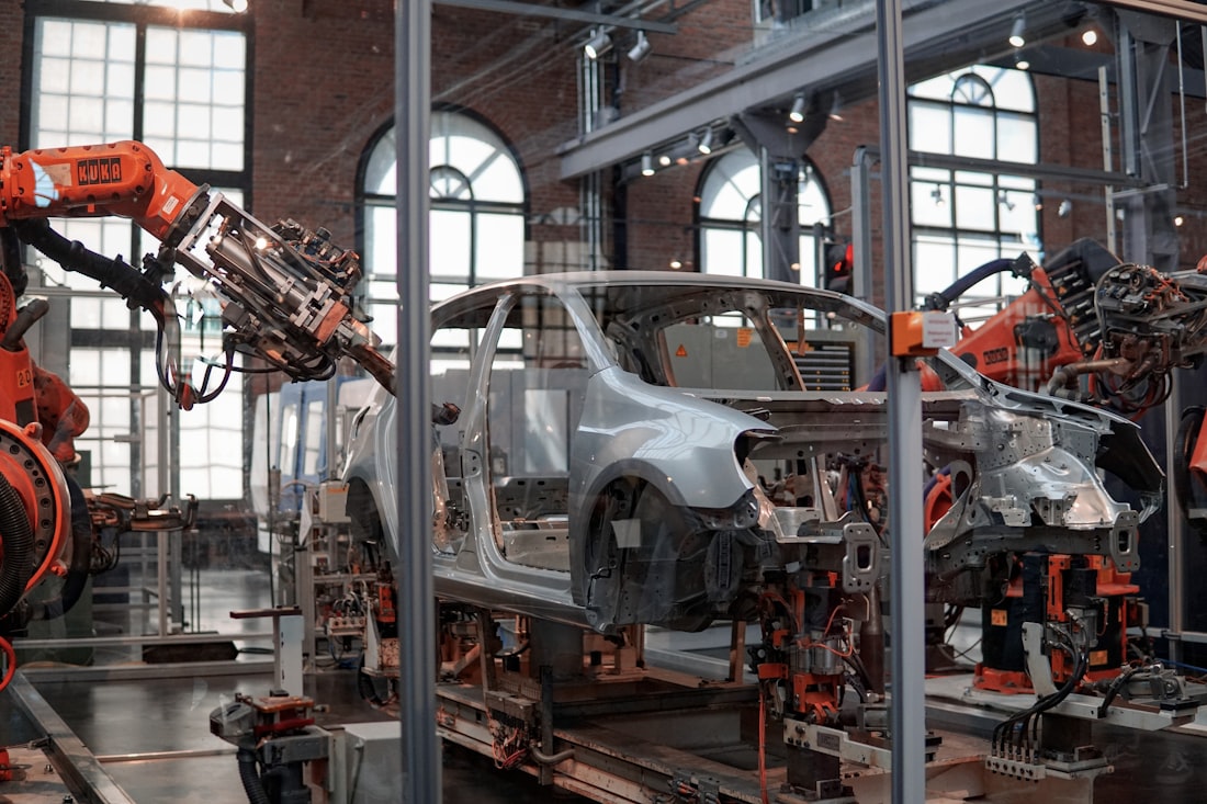 Línea de montaje industrial con brazos robóticos